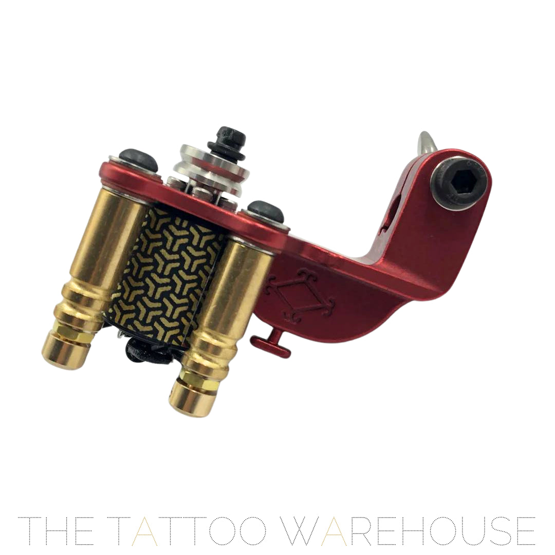 A Beautiful closeup of the Era Higa Quinke v.2s. Its aluminium frame is red. The Foulhaber motor has a geometric pattern originating from Japan. The best and most beautiful rotary tattoo machine one the market.